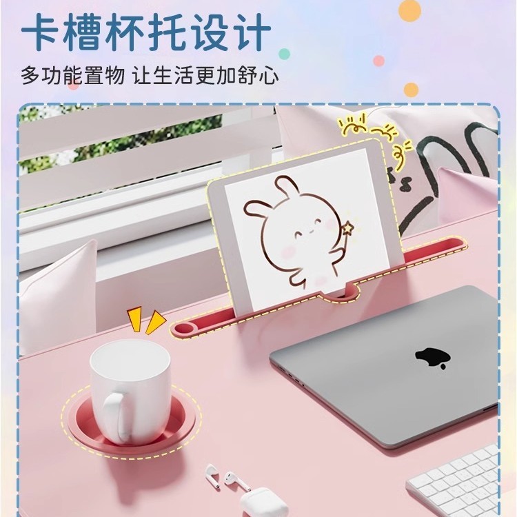 ベッドの上の小さなテーブルは折り畳み式の机があります。|undefined