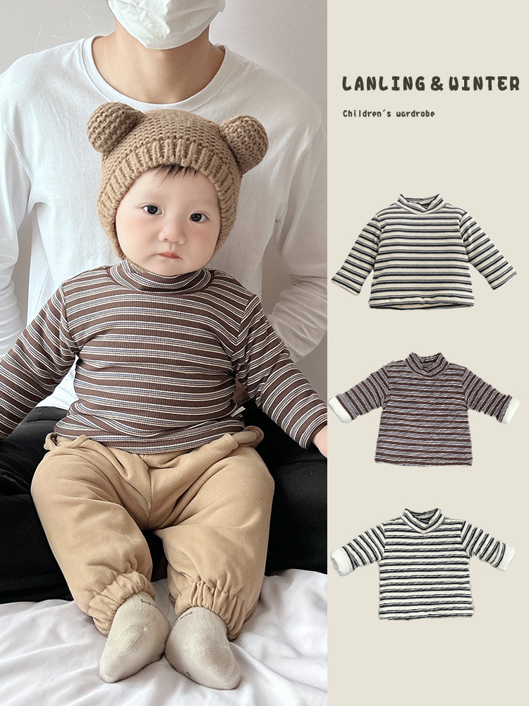 Camiseta de base de algodón caliente para bebés 2025 invierno nuevo estilo de bebés de estilo extranjero estriado medio cuello alto camiseta de manga larga
