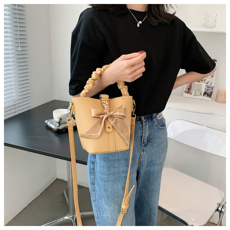 Korean Fashion Large Bow One-shoulder Diagonal Bucket Bag display picture 3