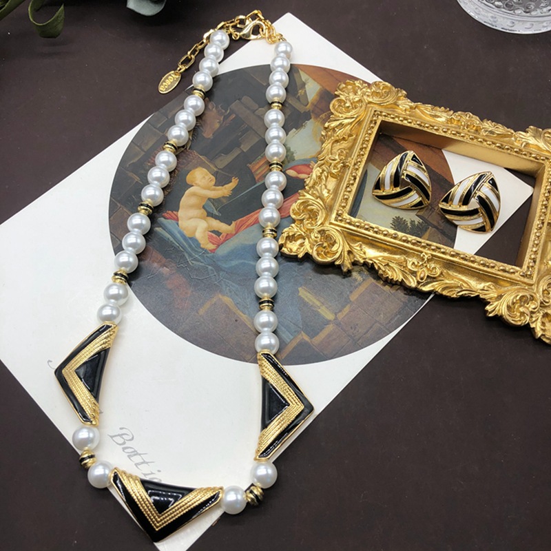 Classic fashionable universal accessory