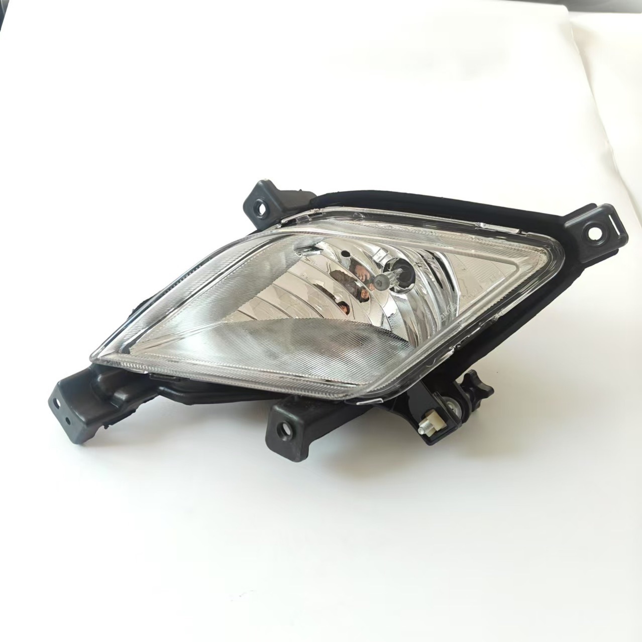 Front fog lamp 8320134001 8320234001 suitable for car Korando front bumper bracket fog lamp batch
