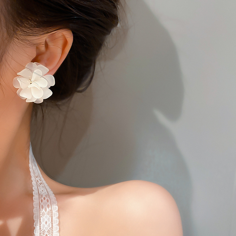 Fashion Acrylic White Flower Earrings Wholesale Nihaojewelry display picture 6