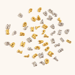 ヨーロッパとアメリカの国境を越えた売れ筋中空小文字ペンダントステンレス鋼メッキ 18 K ゴールド気質パーソナライズされたミニアクセサリー卸売