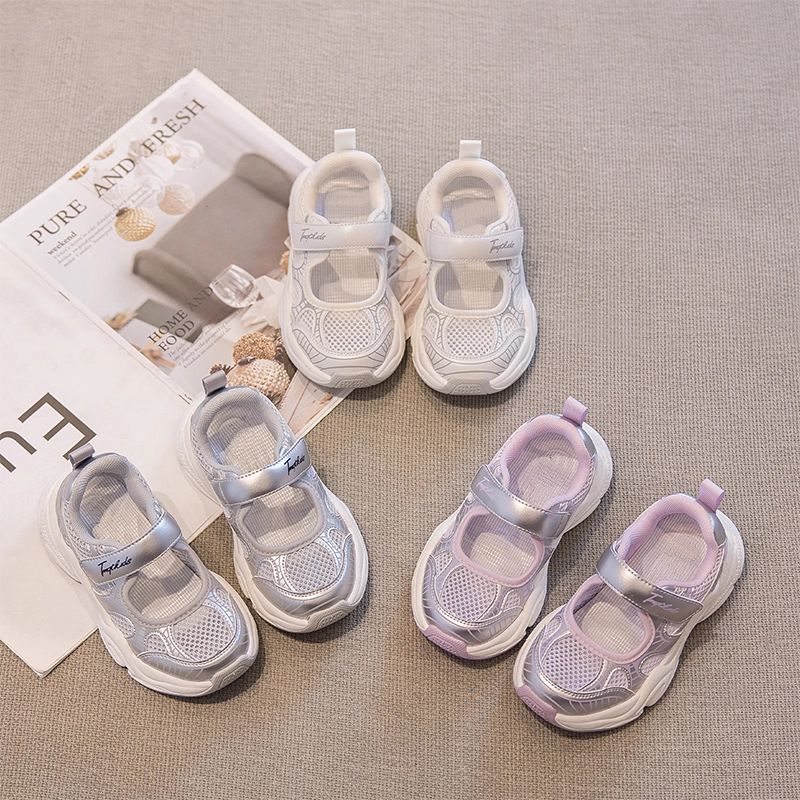 Sandalias de niña con punta cerrada, estilo nuevo verano 2026, zapatillas deportivas de malla hueca transpirables e informales para niñas