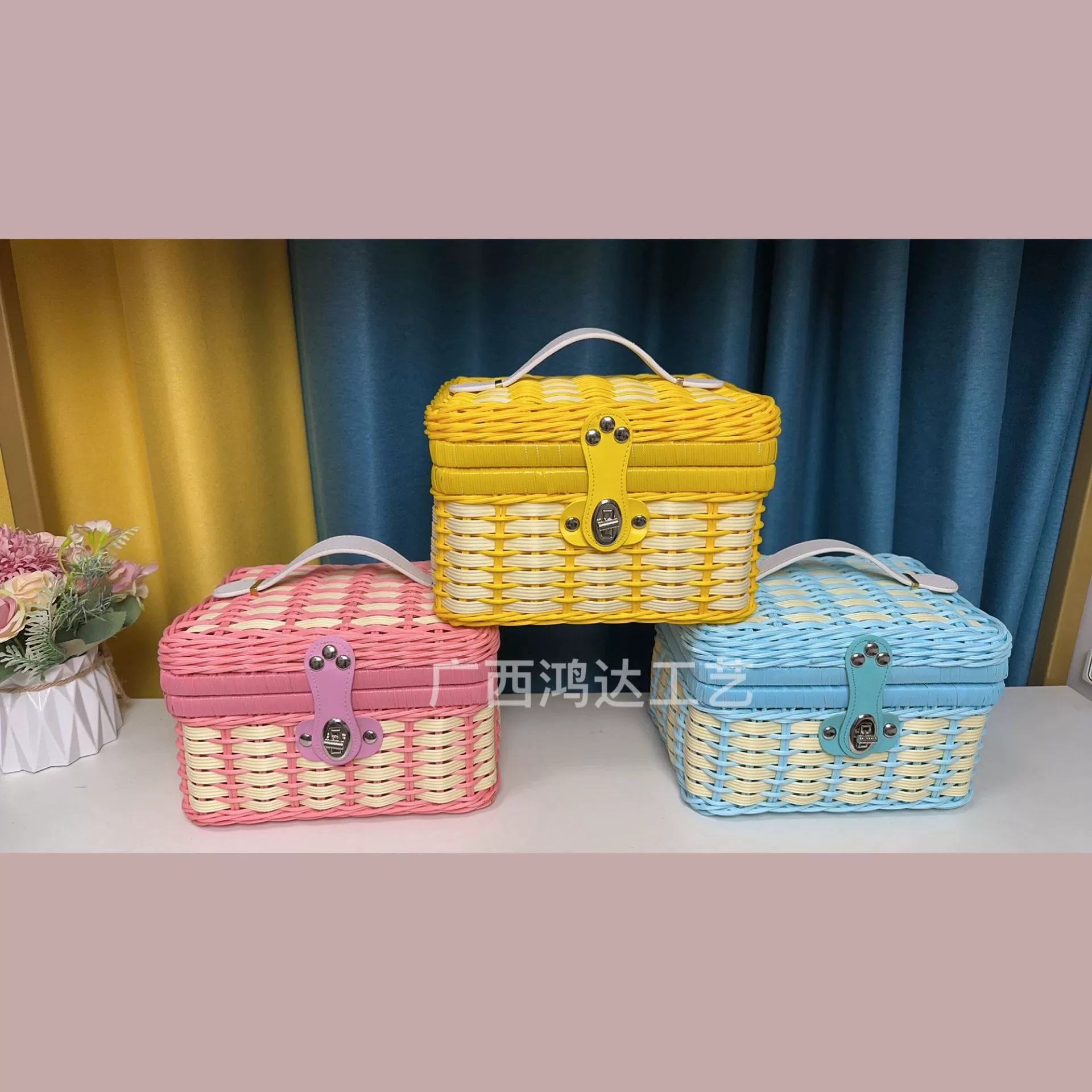 Свадебные подружки невесты с подарками ретро пикник на открытом воздухе чемодан колорит помолвка конфеты коробки ротанг хранения