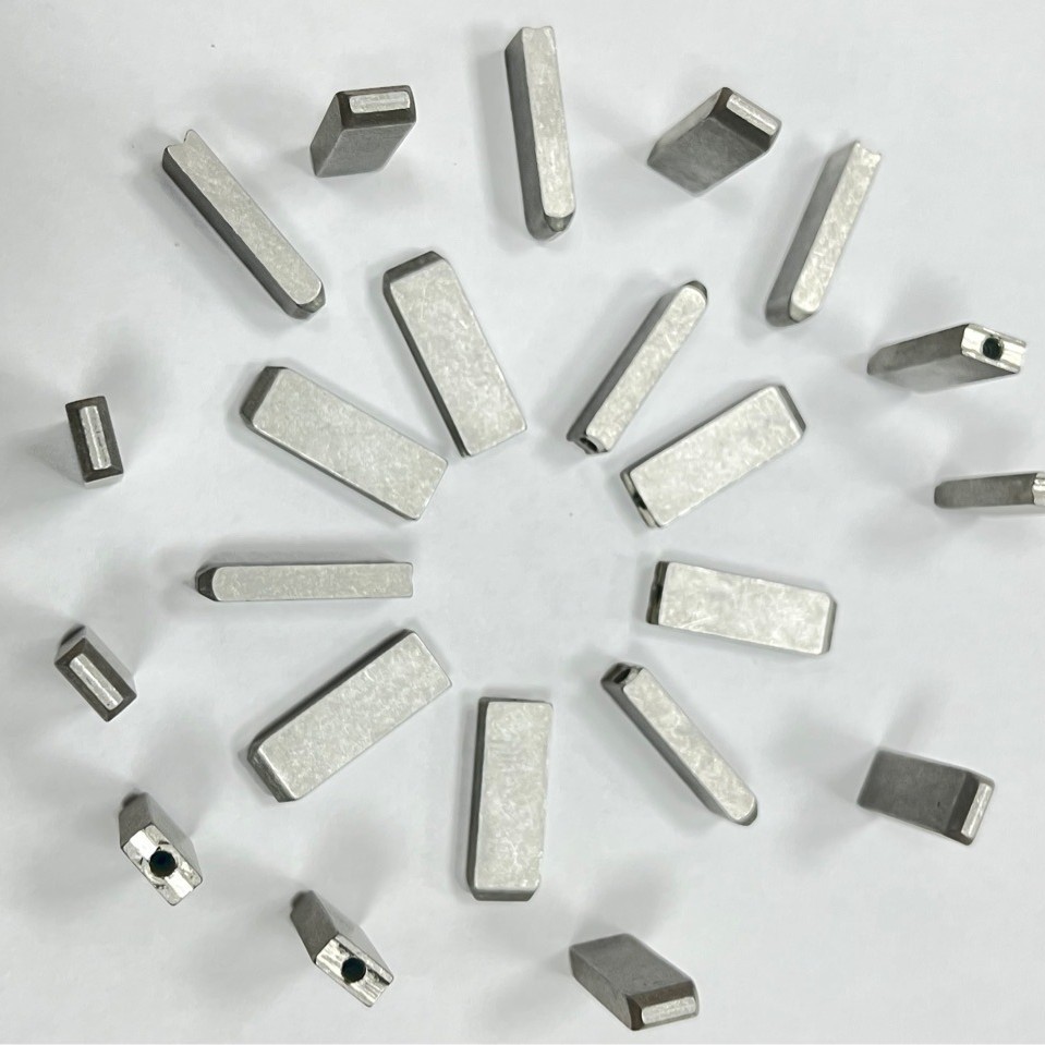 Aluminum alloy UK standard large-pin aluminum plug with nickel-plated large pin; aluminum alloy UK standard small-pin aluminum plug with machined aluminum pins.