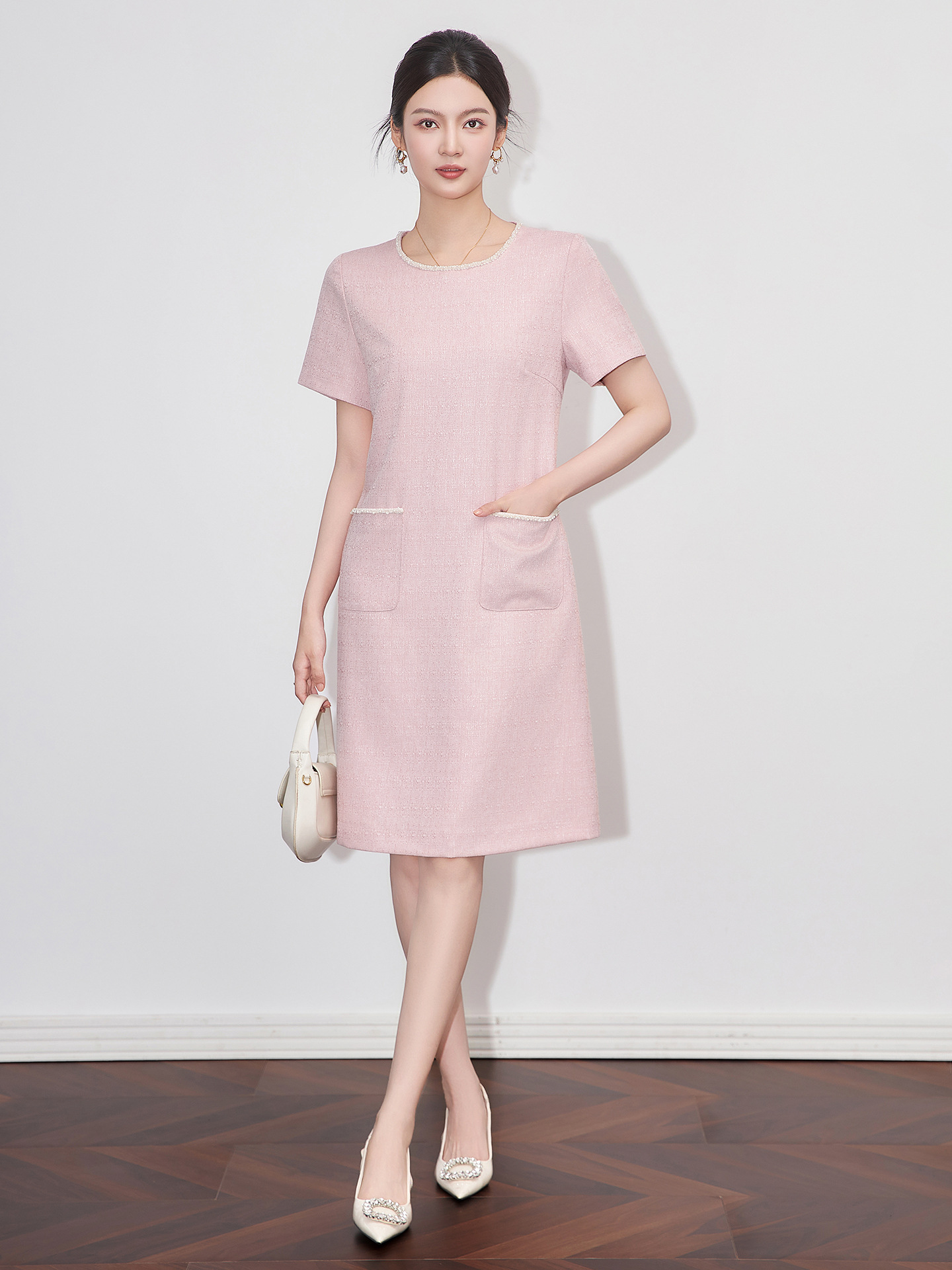 Váy liền nữ kiểu Pháp cổ tròn tay ngắn dệt jacquard ôm nhẹ — Màu be