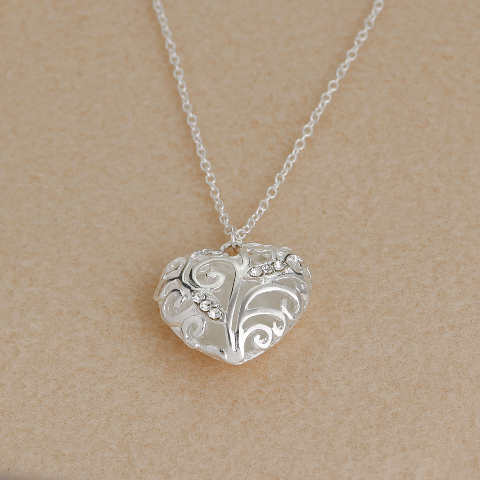 1 Piece Fashion Heart Shape Alloy Enamel Rhinestones Women's Pendant Necklace display picture 7