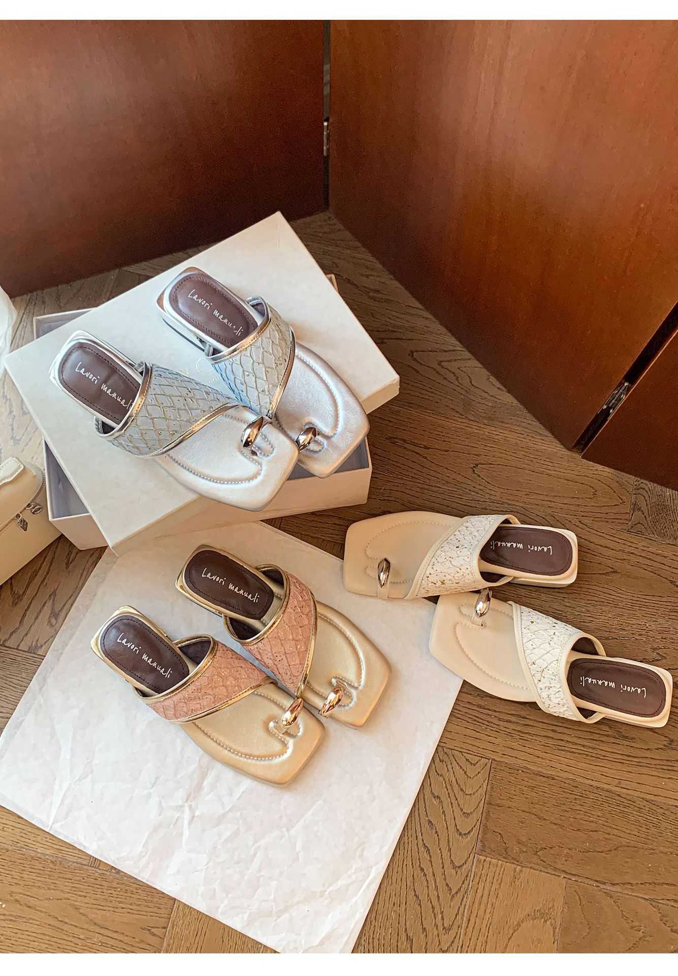Dép sandal xỏ ngón nữ đế bệt phong cách Pháp mũi vuông, chất liệu giả da cá sấu, quai đan dệt — màu thiên thanh, màu hồng, màu trắng ngà chi tiết 12