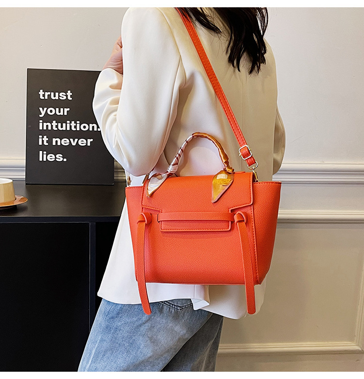 Bolso de moda y estilo occidental de moda bolso de mensajero de un solo hombro de diseño de nicho bolso cuadrado pequeño coreano de color sólido