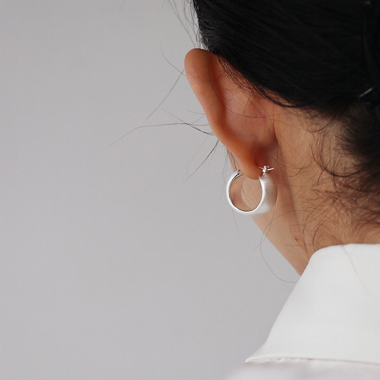 Pendientes de aro gruesos cepillados hechos a mano para mujer, simples y versátiles, pendientes retro personalizados de alta gama, mujeres de moda para viajeros diarios