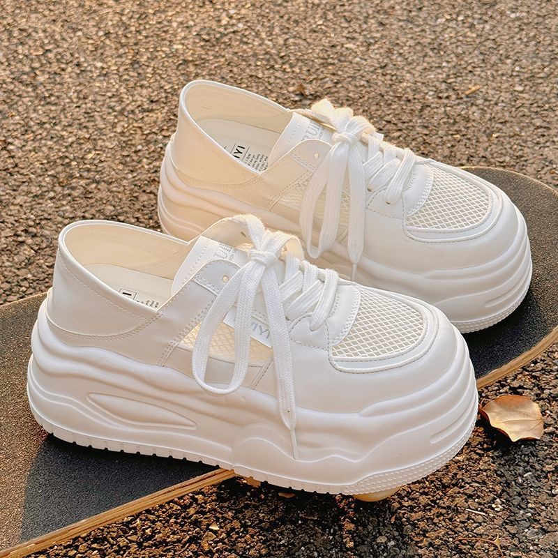Zapatos blancos de altura de suela gruesa para mujeres, verano 2025, nuevos zapatos de deporte transpirables y cómodos de malla de altura para mujeres