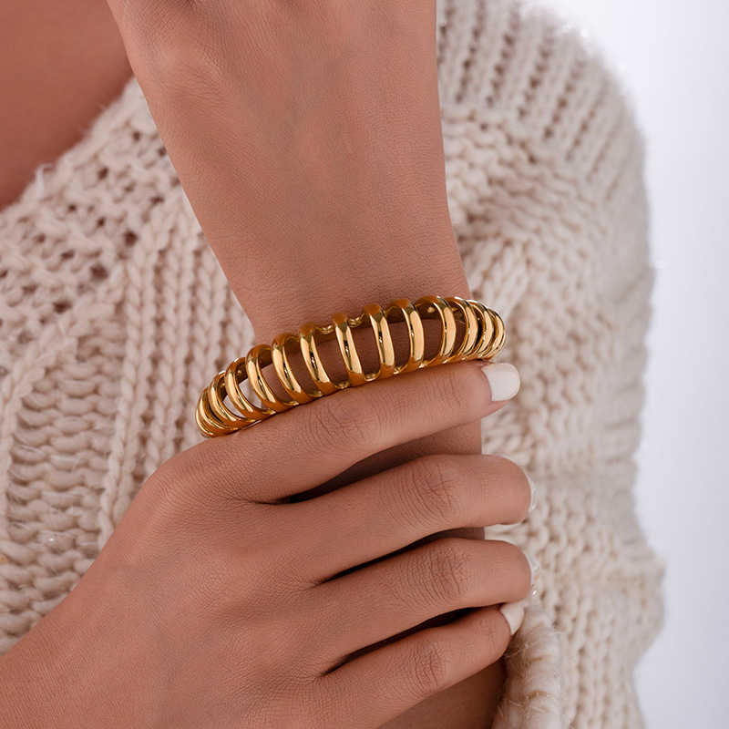 Tina Europa y América de moda transfronteriza acero inoxidable chapado en oro 18k exagerado en forma de C brazalete hueco personalidad no decoloración joyas mujeres image 5