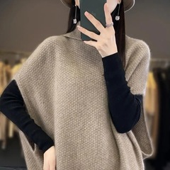 ニットベストの女性の肩のファッションはゆったりしています。