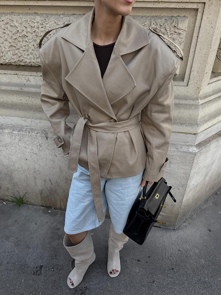 Áo khoác trench coat nữ dáng dài cổ ve, thắt eo phối đai, tay dài — Kaki chi tiết 31