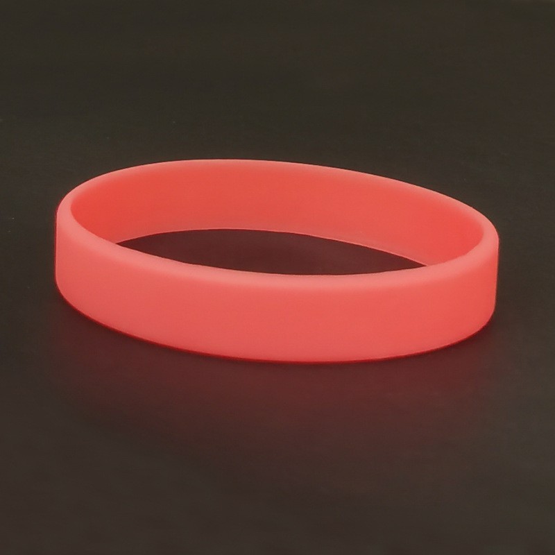 Fabricantes al por mayor de color sólido apertura nocturna pulsera de silicona pulsera de goma deportiva pulsera logotipo personalizado