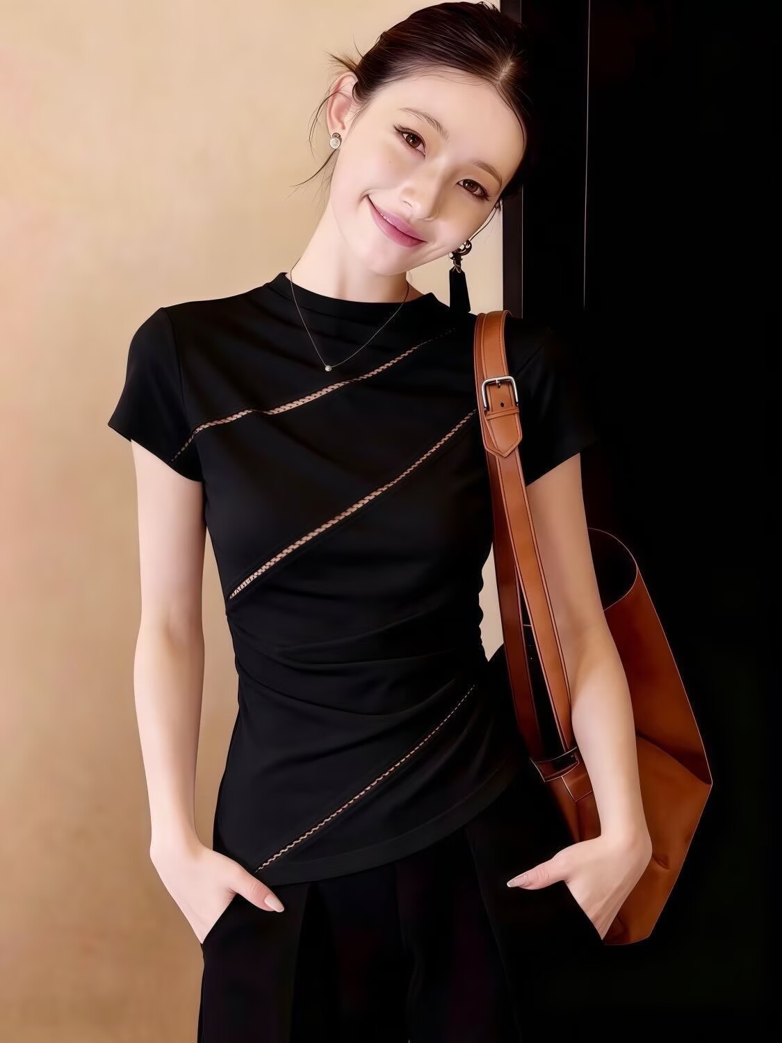 Áo thun nữ cổ tròn tay ngắn form thẳng vai thiết kế đơn giản — màu đen