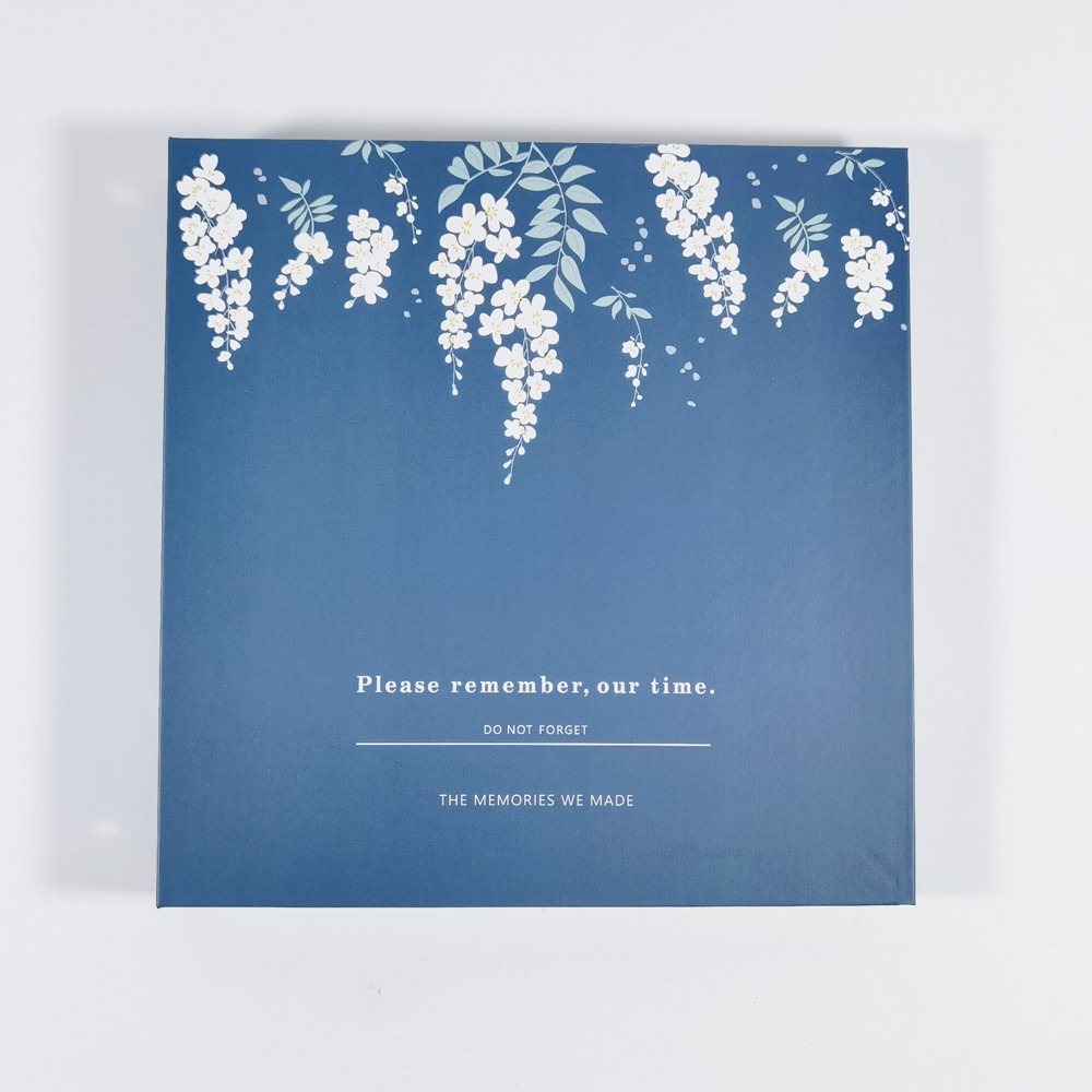 진한 파란색 등나무 꽃