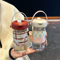 新商品のアニメのダブルカップの透明なグラスの高顔値のコーヒーカップはストローを持っています。