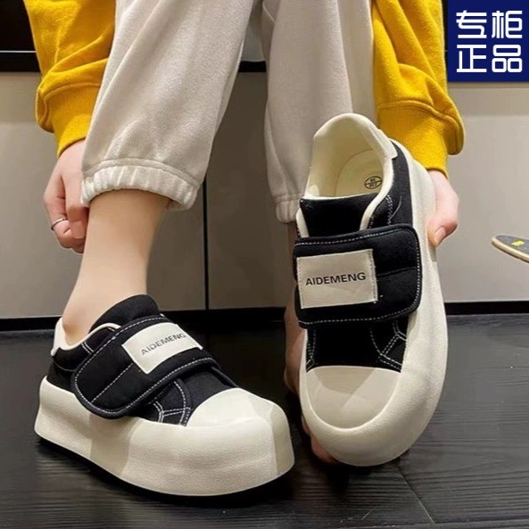 Кроссовки 2025 весной нишевые липучки маленькие белые туфли женские тренды хлеб на толстой подошве повседневные туфли