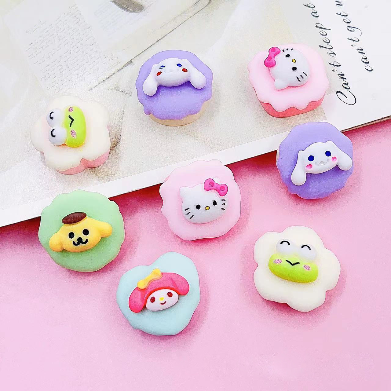 Nueva historieta tridimensional Sanrio Yugui perro comida y juego DIY accesorios de cuerda de pelo al por mayor crema pegamento teléfono caso parche