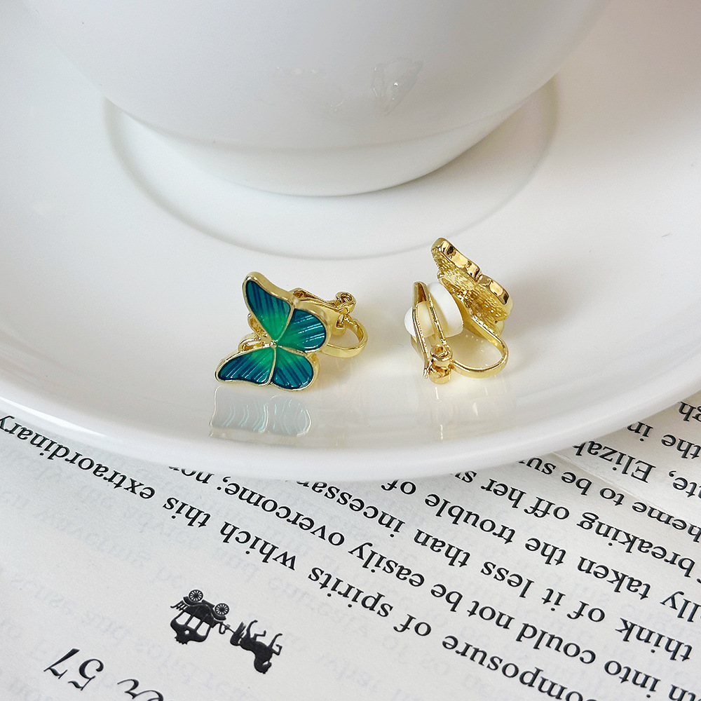 Versión coreana del temperamento de camelia, sin orejas perforadas, pinza para la oreja, flor de perla, tablero de ajedrez, pinza para la oreja triangular con diamantes, pendientes de nicho para mujeres