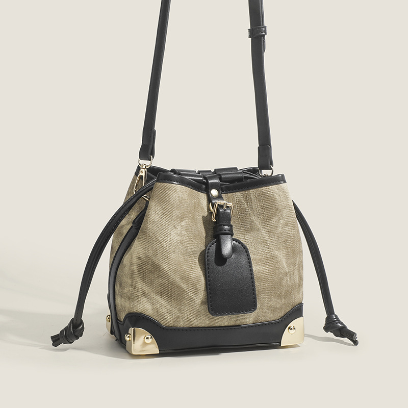 Recommended by internet celebrities for autumn and winter high-capacity commuting shoulder bags, contrasting colors, INS_voghion.com