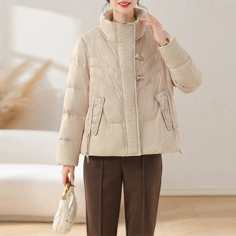 Маленькая мама в толстом теплом пуховике