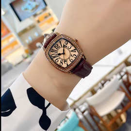 宽带复古气质咖色酒桶型腕表——1901
