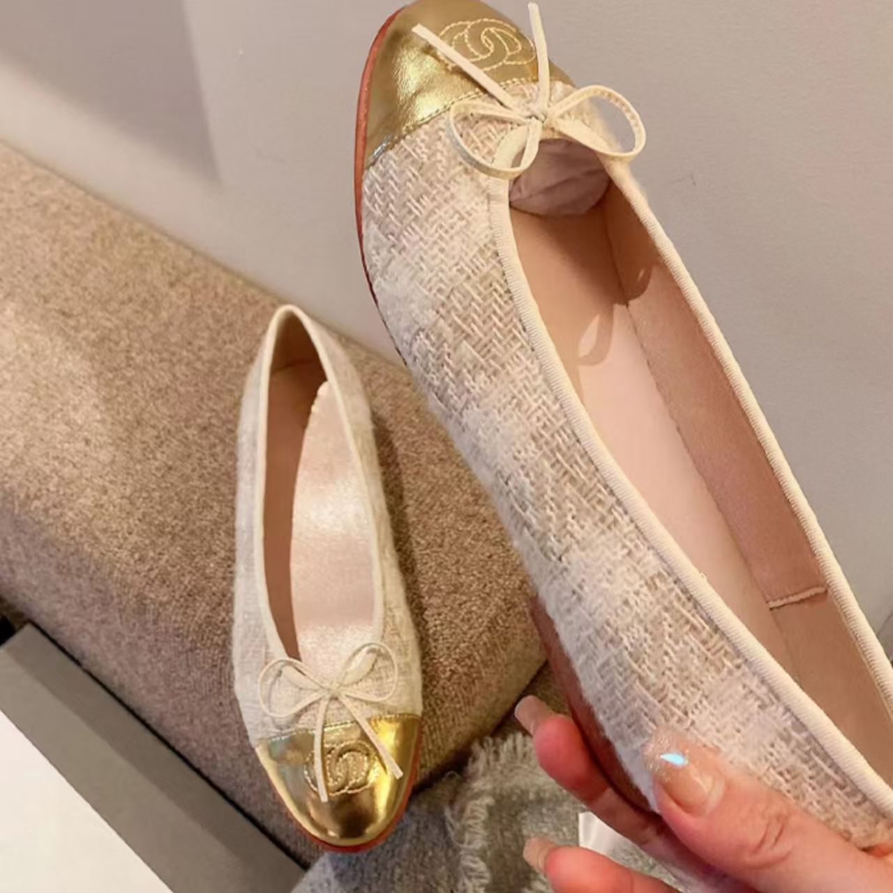 Golden comfortable two-tone black ballet shoes with bow flat low-cut