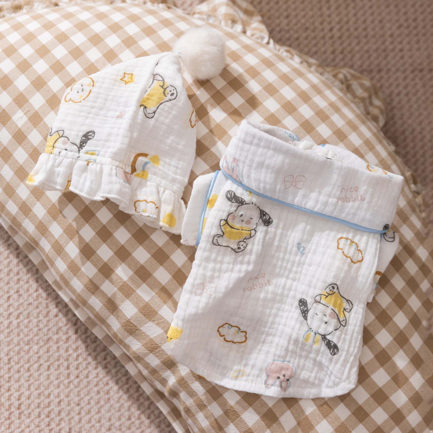 Белая осенняя шапка