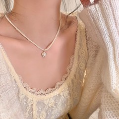 優しい気質のツバキの花の真珠のネックレスの女性の高級感の軽い豪華な大衆のchokerの鎖の精巧なセーターの鎖