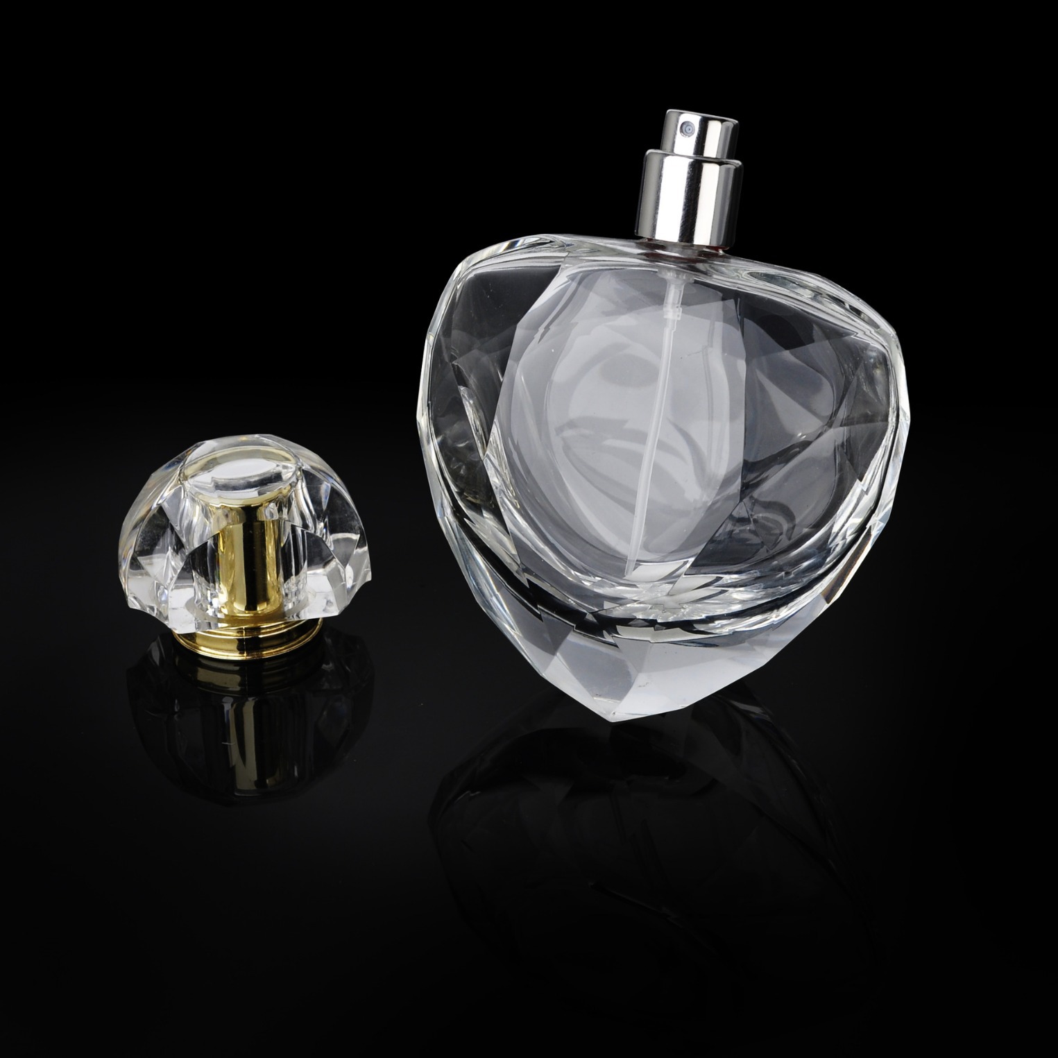 Botella de perfume pulida de cristal de alta gama de 75 ml con tapa y pulverizador de aleación plástica, personalizable con logotipo, con forma de corazón de moda.