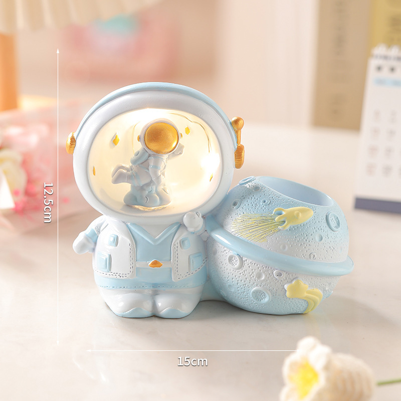 宇宙飛行士の子供の実用的な筆筒の小夜灯の家庭の寝室は学生の電気スタンドの誕生日プレゼントを並べます。|undefined