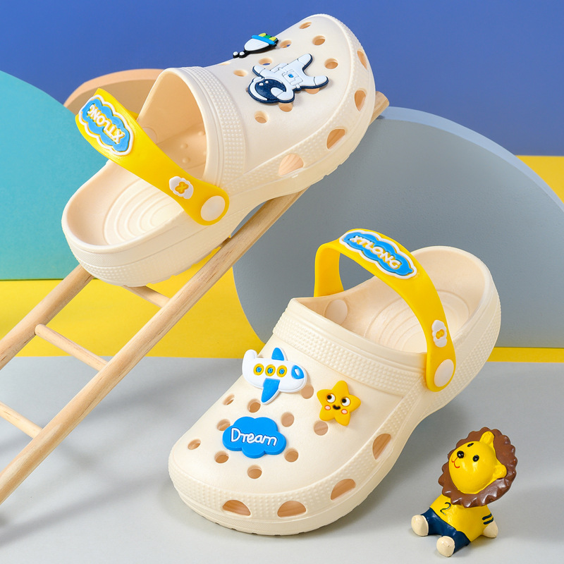Zapatillas para niños Boys Baotou Zapatos de dibujos animados lindos con fondo suave Zapatos de playa para niñas súper suaves Bebé antideslizante Verano