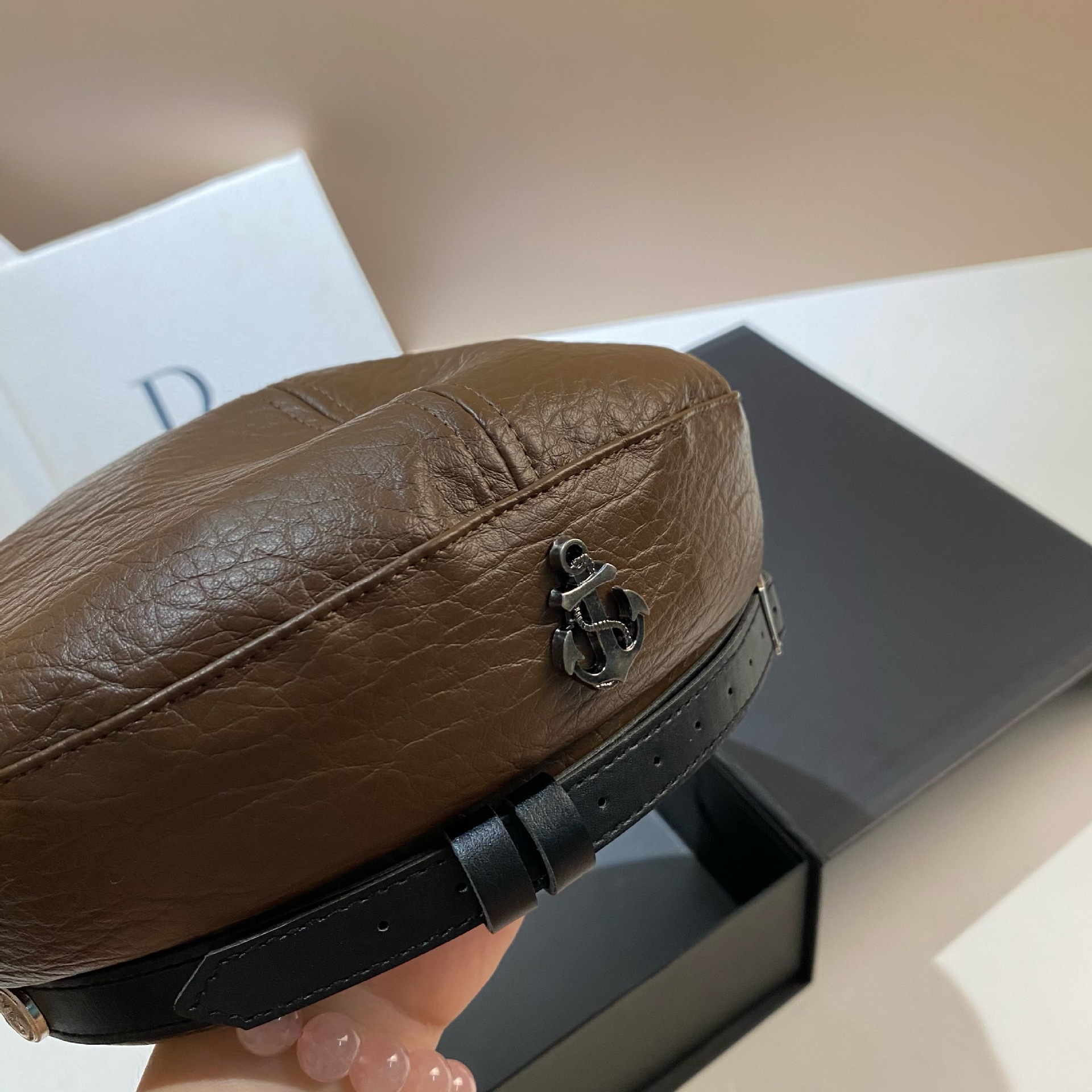 Cintura in stile britannico di alta qualità, berretto con ancora, primavera e autunno, personalità della moda, litchi, ptern, leher, pittore_voghion.com