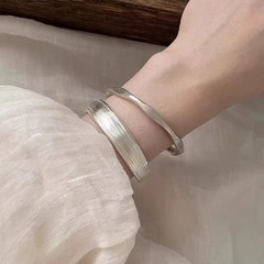 古法哑光银色素圈手镯轻奢小众精致叠戴手链女款2025新款百搭手饰
