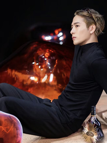 Wang Jiaer's same-style demi-high-neck, semi-core-spun knit sweater for men—modal, tight-fitting, long-sleeve base layer with wool interior.
