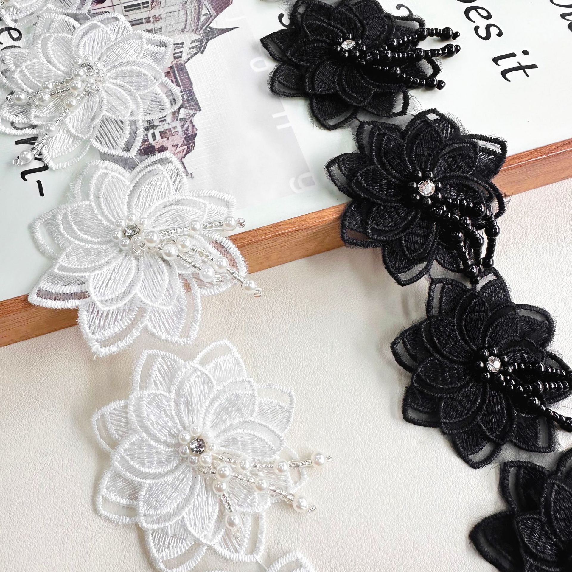 Accesorios de moda flores negras y blancas perlas de diamante bordado encaje tridimensional ropa tocado para el cabello zapatos sombreros materiales de decoración