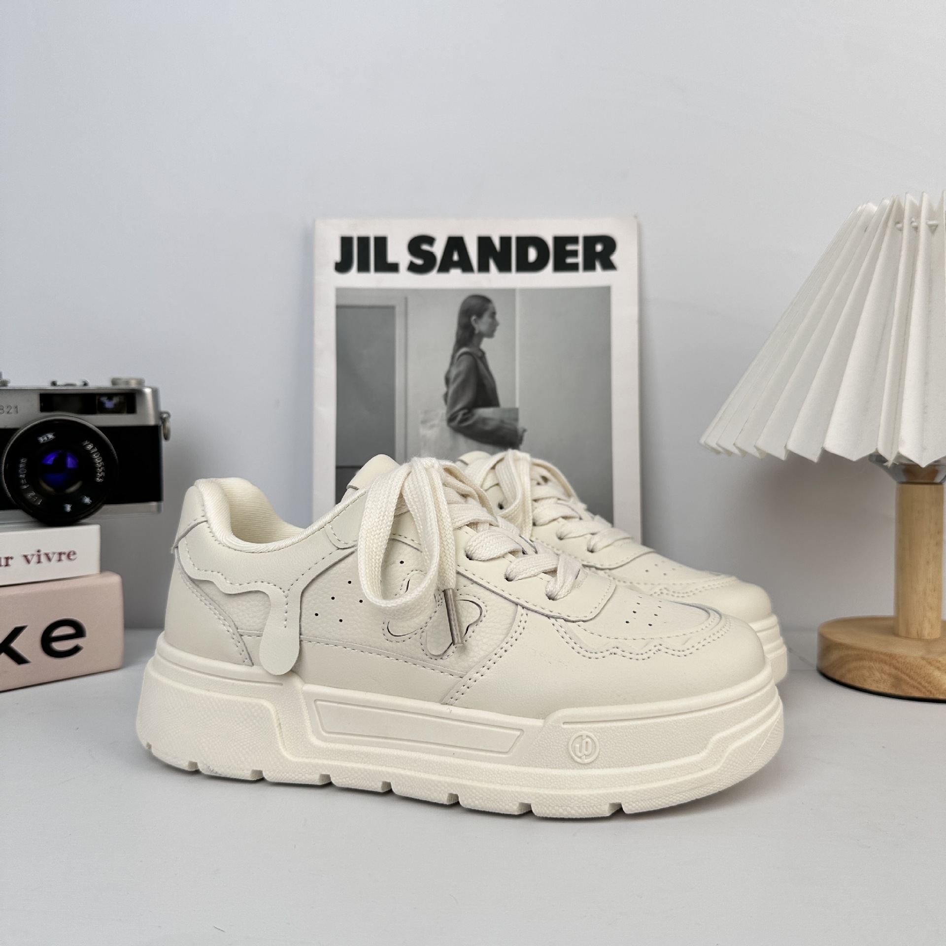 Yuanbo nicho no golpear zapatos de skate para mujeres 2025 nuevo primavera y otoño zapatos blancos de suela gruesa zapatos de pan universal