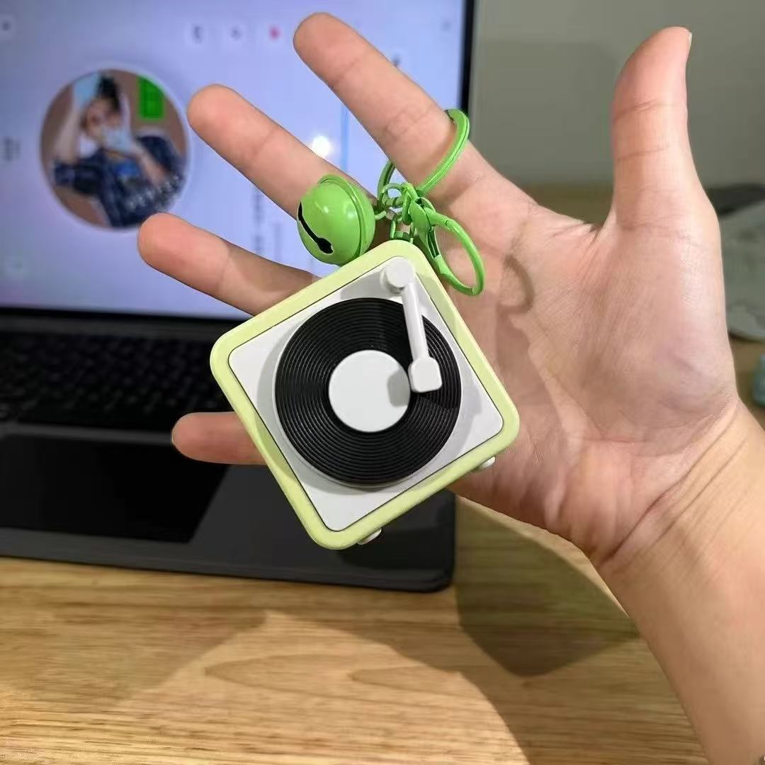 子供の録音の小さいラッパの精巧なネットの赤いかわいいキーホルダーのかばんのペンダントの個性はアクセサリーの雰囲気のおもちゃを整えます。