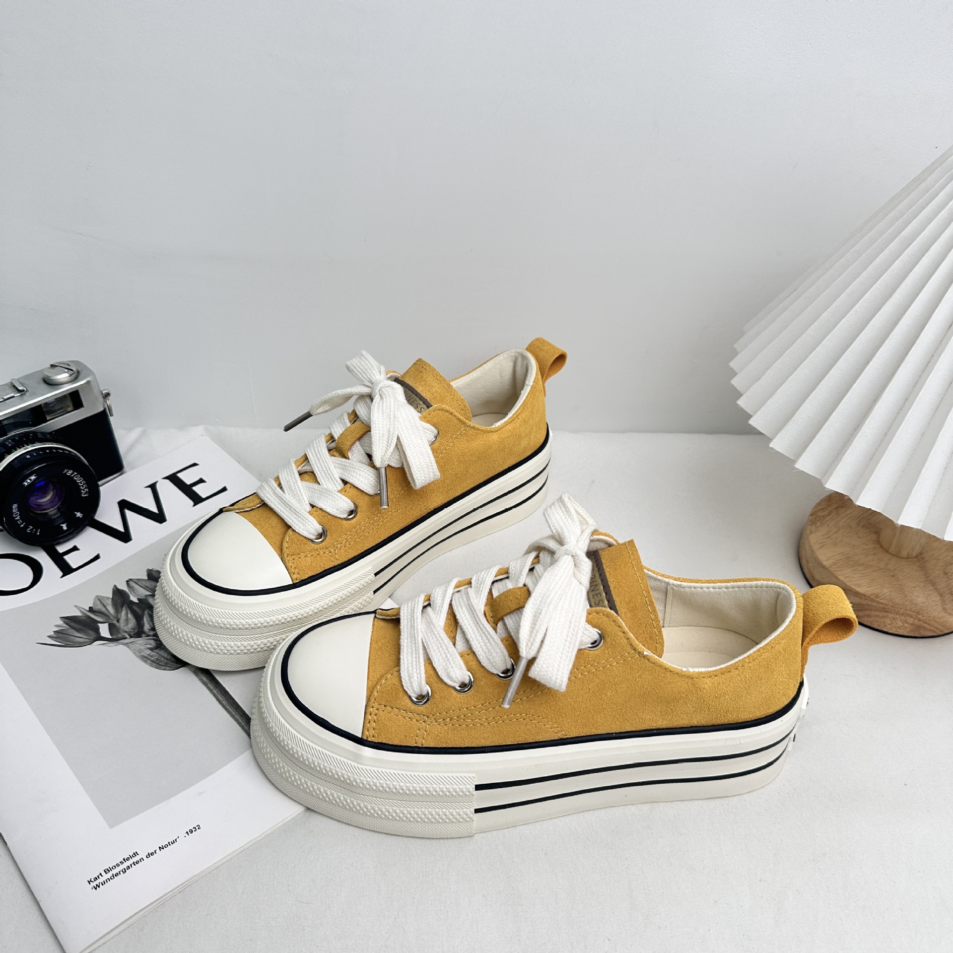 Zapatos blancos Yuanbo con un pedazo de tela de suela gruesa para mujeres 2025 nuevos zapatos de nicho universal zapatos casuales skate