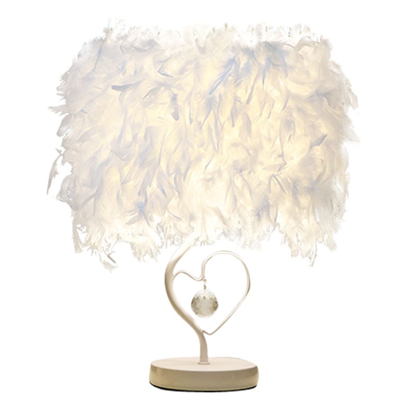 Venta directa de fábrica en stock suministro transfronterizo Amazon e-commerce US estilo europeo en forma de corazón ala pluma blanca lámpara de mesa de noche