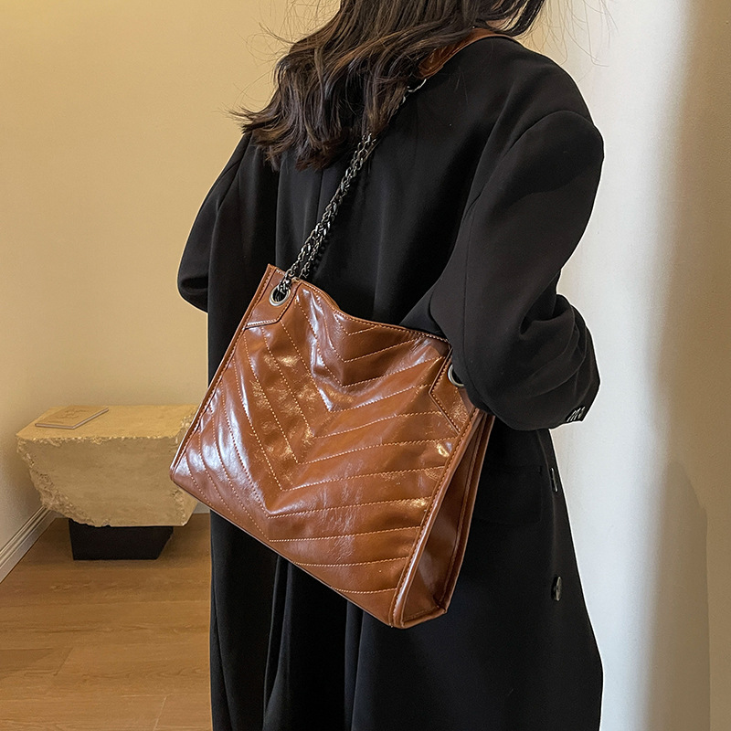Lingge Chain Women's Large Capacity 2023 New Fashion One Shoulder Crossbody Autumn/Winter Texture Commuter Tote Bag_voghion.com
