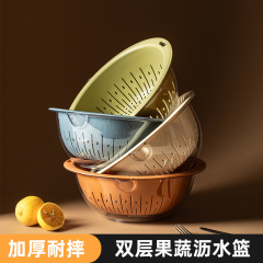 二重野菜の野菜を洗うたらいの水たまりの台所の家庭用のプラスチックの果物の皿は水の野菜かごを濾過します。