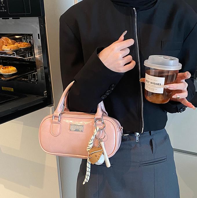 Este año, la popularidad de la bolsa de mano super caliente para mujeres 2025 nuevo estilo versátil bolsas de bolos de tendencia nicho bolsas de transporte