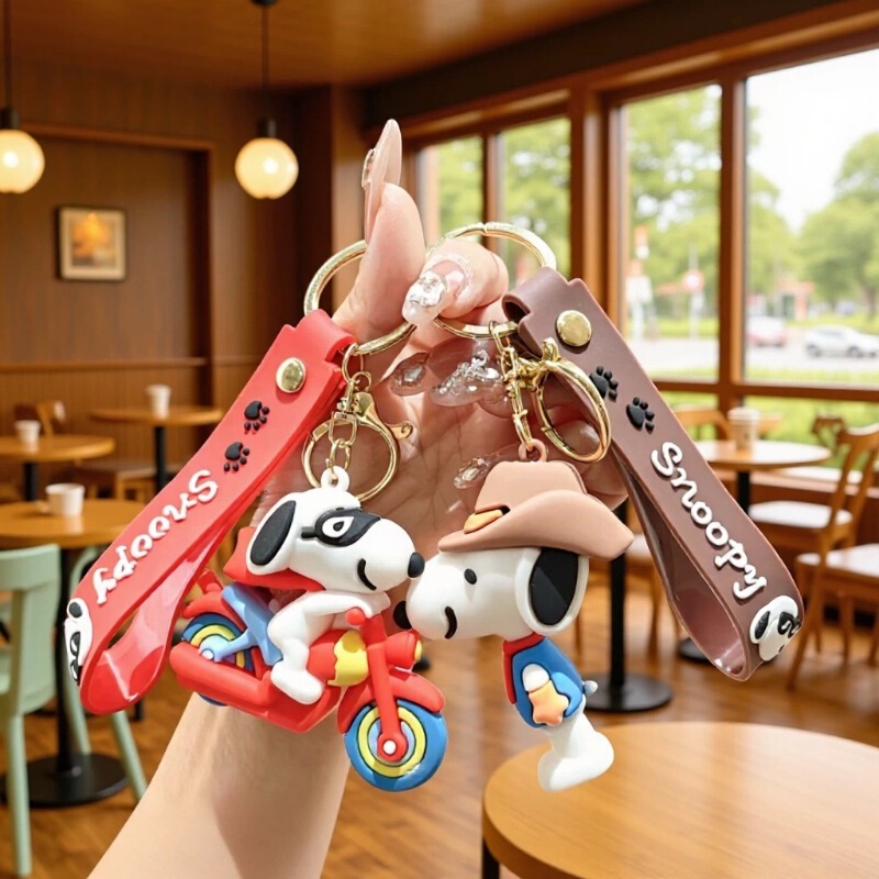 New Trendy Snoopy Cartoon Keychain Pendant for Couples, Exquisite and Cute Creative Bag Accessory, Wholesale from Manufacturer