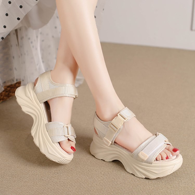 Sandalias deportivas de suela gruesa para mujeres 2026 verano nuevo velcro dedos abiertos de moda muffins zapatos anti-deslizantes