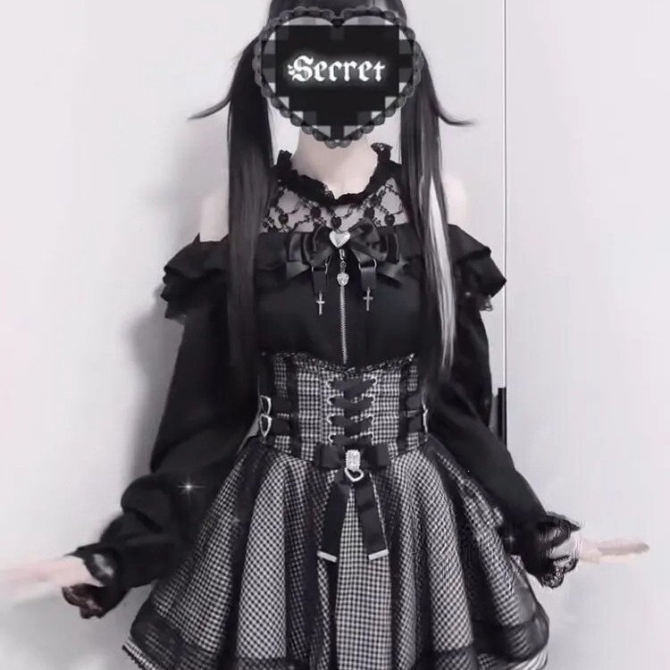 Japanese-style dark academia sweet lace off-shoulder shirt and high-waisted skirt set, new autumn two-piece outfit for a youthful look