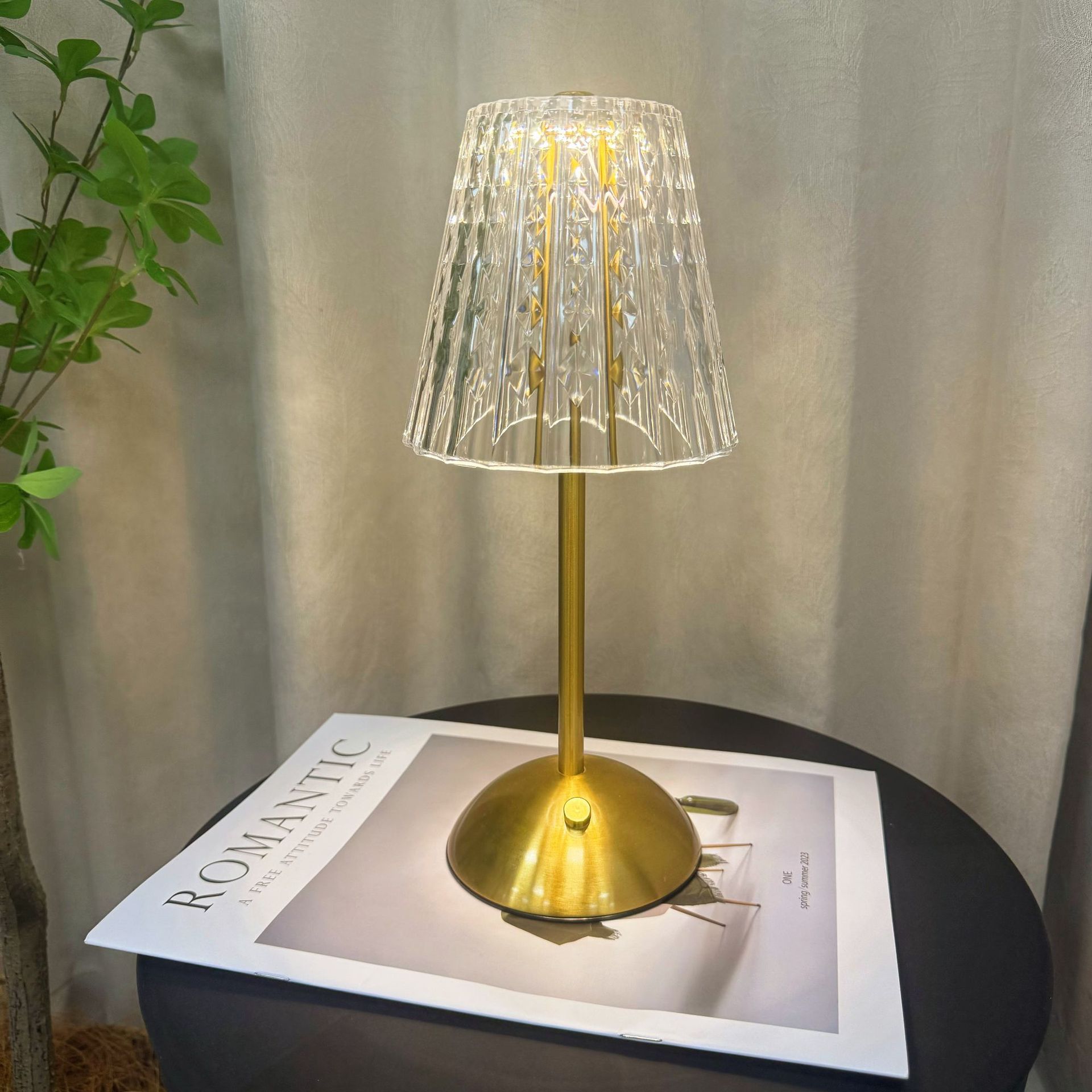 Luz nocturna de metal minimalista estadounidense transfronteriza usb touch recargable dormitorio decoración de bar atmósfera de escritorio lámpara de escritorio de cristal